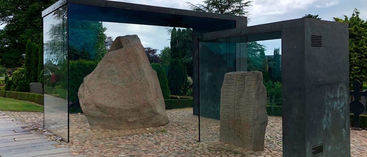 Jellingestenene - tæt på Jelling Familiecamping